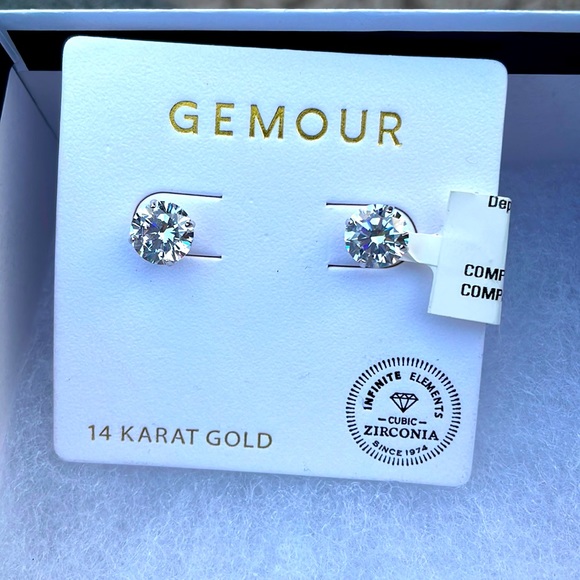 Jewelry - NWT.  Beautiful 14KT white gold 8mm round quality cubic zirconia earrings.